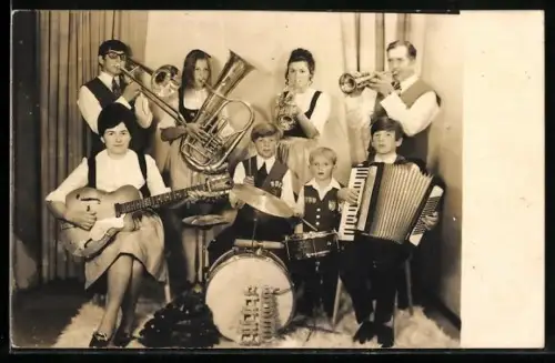 Foto-AK Musizierende Mühlviertler Familie Walckshofer mit Instrumenten