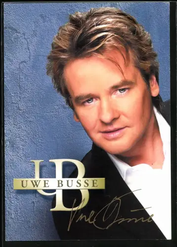 AK Musiker Uwe Busse vor blauem Hintergrund, Autograph