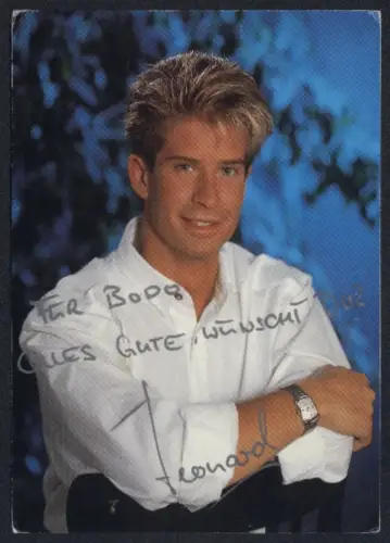 AK Musiker Leonard in weissem Hemd, Autograph