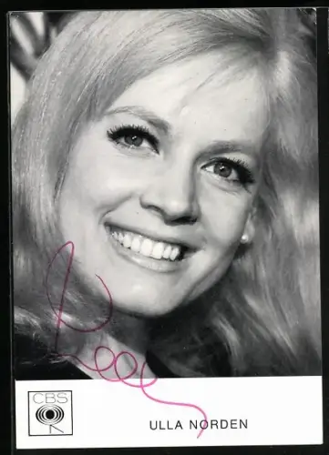 AK Musikerin Ulla Norden lächelnd in die Kamera blickend, Autograph