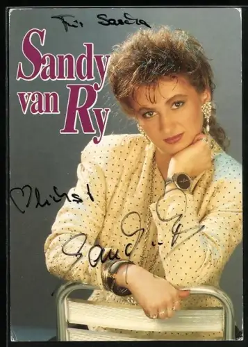 AK Musikerin Sandy van Ry mit auffälligen Ohrringen, Autograph