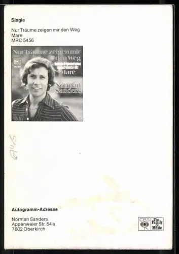 AK Musiker Norman Sanders in gestreiftem Hemd, Autograph