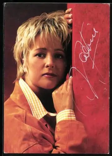 AK Musikerin Nadine Nordell in die Kamera blickend, Autograph