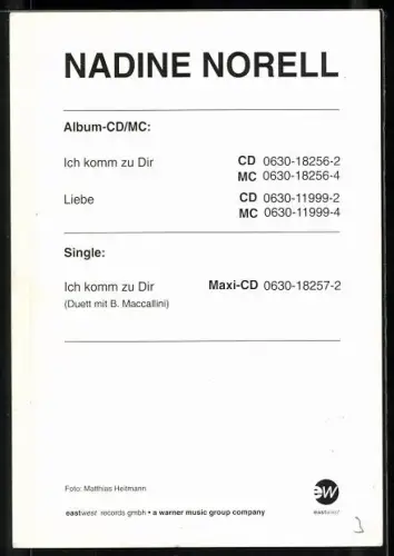 AK Musikerin Nadine Nordell in die Kamera blickend, Autograph