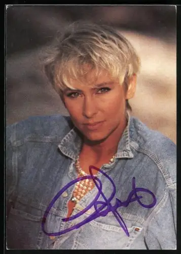 AK Musikerin Claudia Jung skeptisch schauend, Autograph