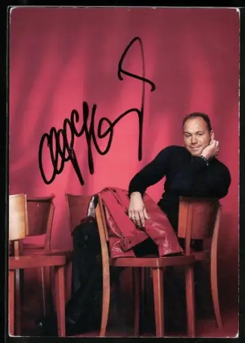 AK Musiker Olaf Henning auf einem Stuhl sitzend, Autograph