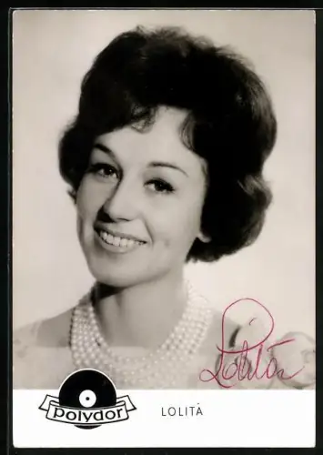 AK Musikerin Lolita lächelnd in die Kamera blickend, Autograph