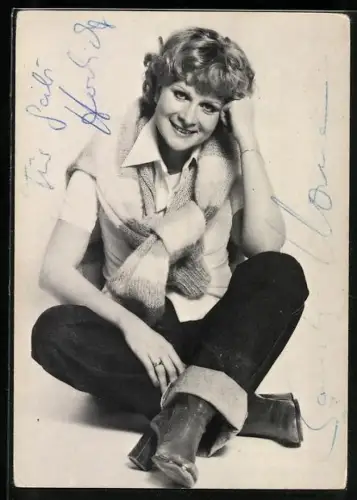 AK Musikerin Sandy Kane sitzend im Porträt, Autograph