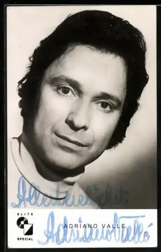 AK Musiker Adriano Vallé in die Kamera blickend, Autograph