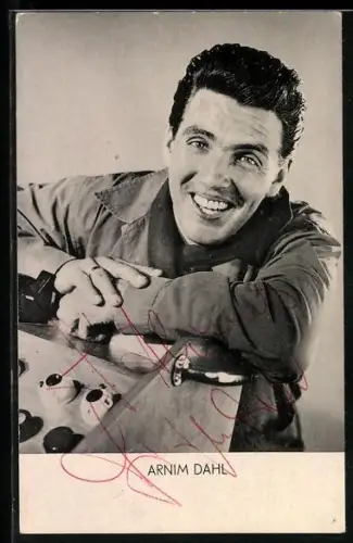 AK Musiker Arnim Dahl lächelnd im Porträt, Autograph