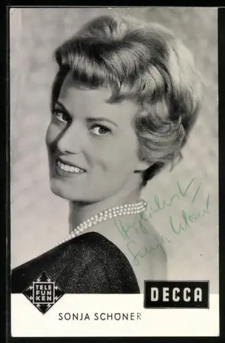 AK Musikerin Sonja Schöner mit Perlenkette, Autograph