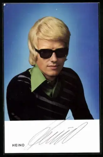 AK Musiker Heino mit ernster Miene in die Kamera schauend, Autograph