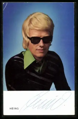 AK Musiker Heino mit ernster Miene in die Kamera schauend, Autograph