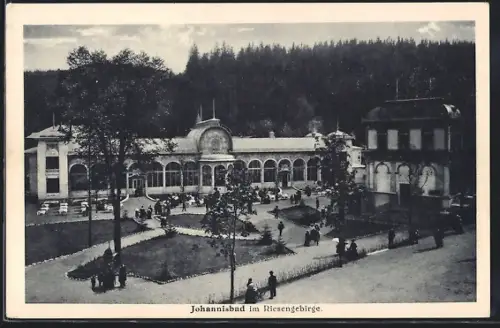 AK Johannisbad im Riesengebirge, Kurhaus mit Strassenpartie