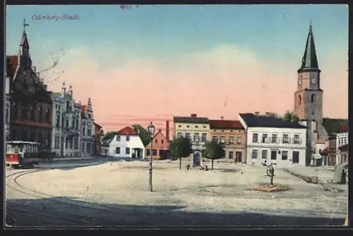 AK Oderberg-Stadt, Ringplatz mit Brunnen, Kirche und Strassenbahn