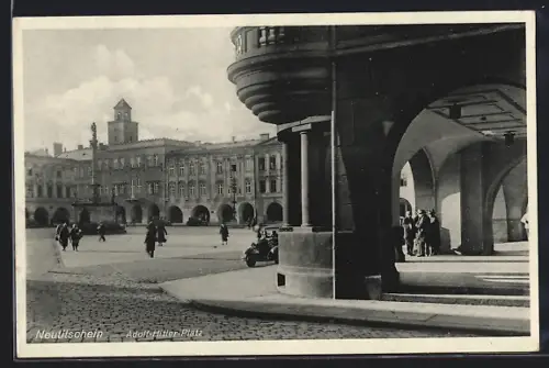 AK Neutischein, Platz, Säulendenkmal, Arkaden