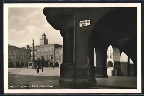 AK Neutitschen, Platz, Ecke Strasse der SA, Säulendenkmal