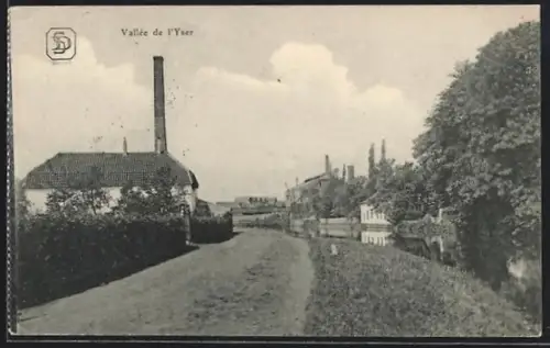 AK Vallée de l`Yser, Strassenpartie, Kanalufer mit Fabrikschornsteinen