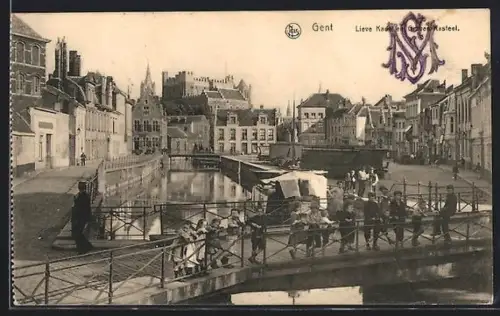 AK Gent, De Lievekaai en het Gravenkasteel, Kinder auf der Brücke