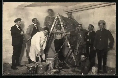 Foto-AK Maler posieren mit einer Leiter 1920