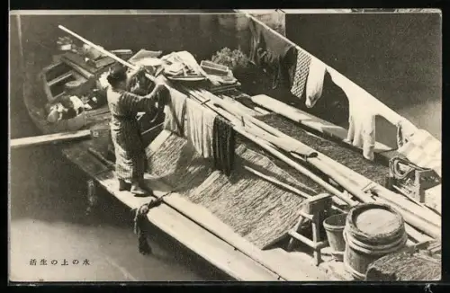 AK Frau hängt ihre Wäsche zum Trocknen auf