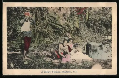 AK Mindano, Eine Familie beim Waschen ihrer Kleidung