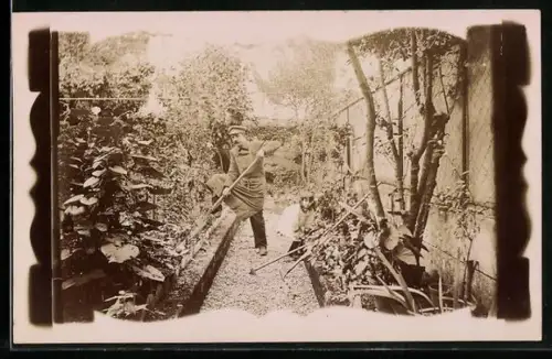 Foto-AK Gärtner und ein Mädchen im Garten 1908