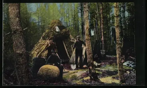 AK Niebeck /Lüneb. Heide, Drei Köhler vor ihrer Hütte im Wald