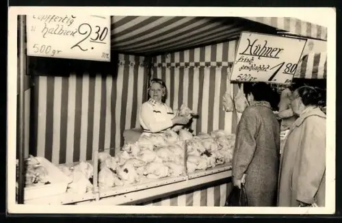Foto-AK Stand mit Hühnern, Frisch geschlachtet 1,80DM