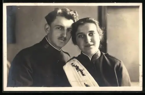 Foto-AK Soldat der Heilsarmee mit Frau, Religion
