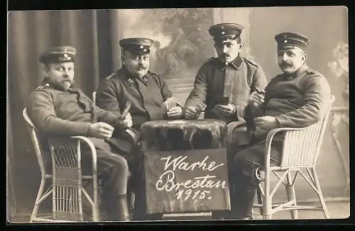 Foto-AK Vier Soldaten beim Kartenspiel am Tisch, 1915