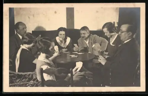 AK Männer und Frauen beim Kartenspiel am Tisch