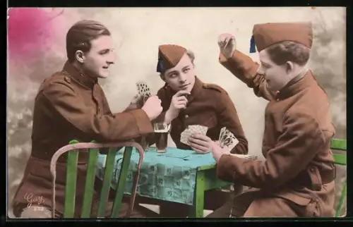 AK Soldaten mit Käppi beim Kartenspiel am Tisch