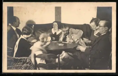 AK Männer und Frauen beim Kartenspiel am Tisch