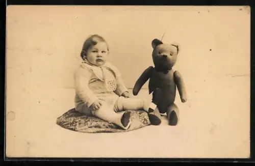 Foto-AK Kleines Kind auf Kissen mit einem Teddy