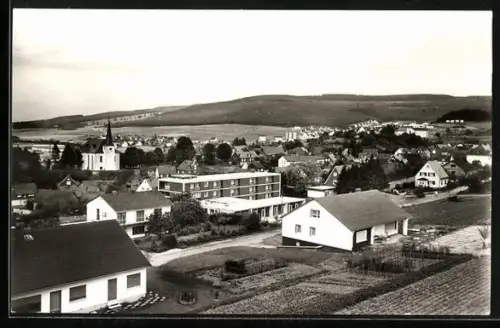 AK Burbach / Westerwald, Ortsansicht mit Kirche und Wohnhäusern