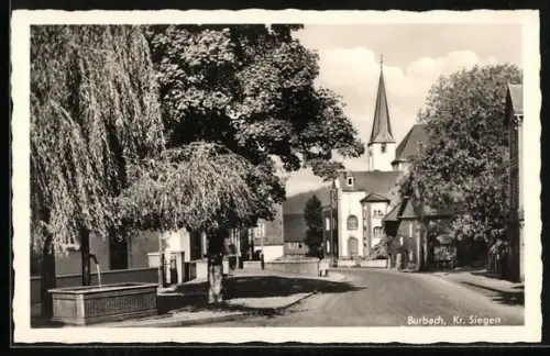 AK Burbach /Siegen, Strassenansicht mit Kirche und Brunnen