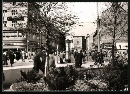 AK Hagen i. W., Mittelstrasse, Geschäfts- und Strassenansicht mit Passanten