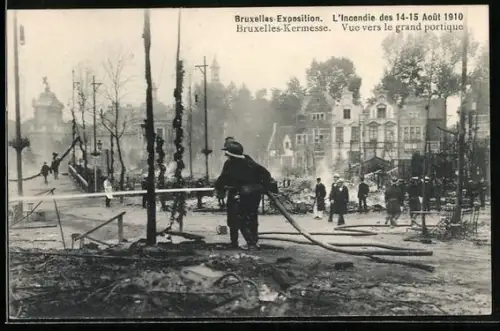 AK Bruxelles, Exposition, l'Incendie des 14-15 Aout 1910, vue vers le grand portique