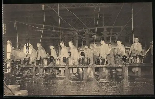 AK La Verrerie, Cueillage du verre, Glasbläser bei der Arbeit