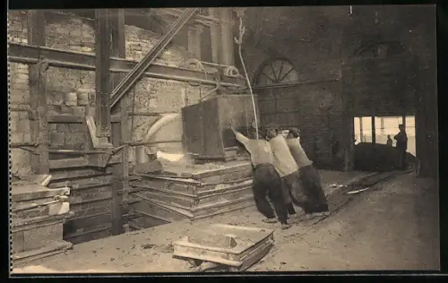 AK La Verrerie, Glasbläserei, Enfournement des matieres premieres et des dechets