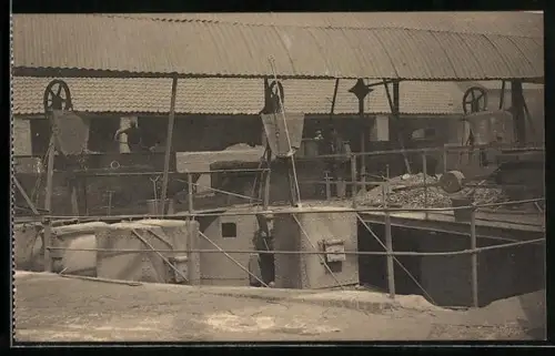 AK La Verrerie, Une batterie de gazogenes, Gasgenerator in einer Glasfabrik