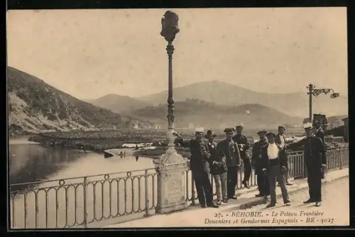 AK Behobie, Le Poteau Frontiere, Douaniers et Gendarmes Espagnols, span.-franz. Grenze