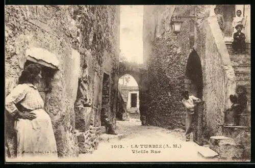 AK La Turbie, Vieille Rue animée avec habitants