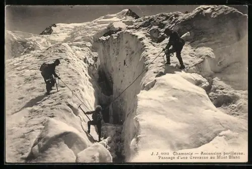 AK Chamonix, Ascension périlleuse au Mont-Blanc, Bergsteiger auf einem Gletscher