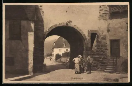 AK Türckheim, vue de la porte du Brand, un groupe de gens discutant devant le passage