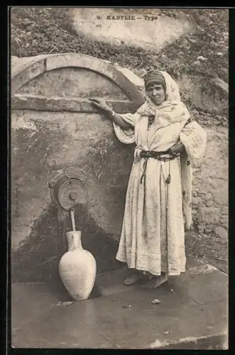 AK Kabylie, Type, Frau am Brunnen
