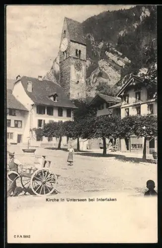 AK Unterseen, Partie mit Brunnen vor der Kirche, um 1900