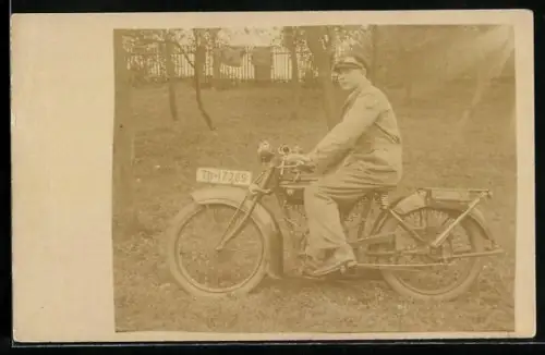 Foto-AK NSU Motorrad mit Nummernschild Th-17269 in einem Garten