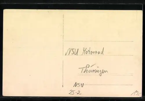 Foto-AK NSU Motorrad mit Nummernschild Th-17269 in einem Garten